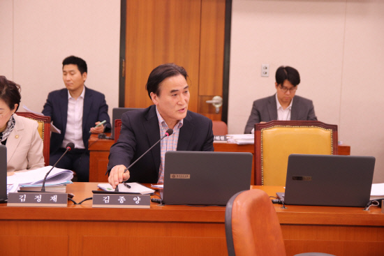 첨단 반도체 인프라 구축 지연 리스크 진단: 용인 클러스터 개발 동향 및 국가 전략 산업 경쟁력 저해 요소 분석