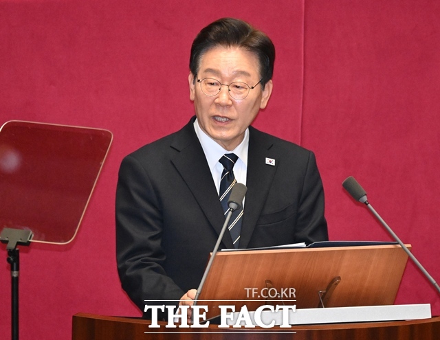 J-Hub AI 분석: 중동발 에너지 위기가 촉발하는 반도체 산업의 공급망 재편 및 기술 전환 가속화 전망