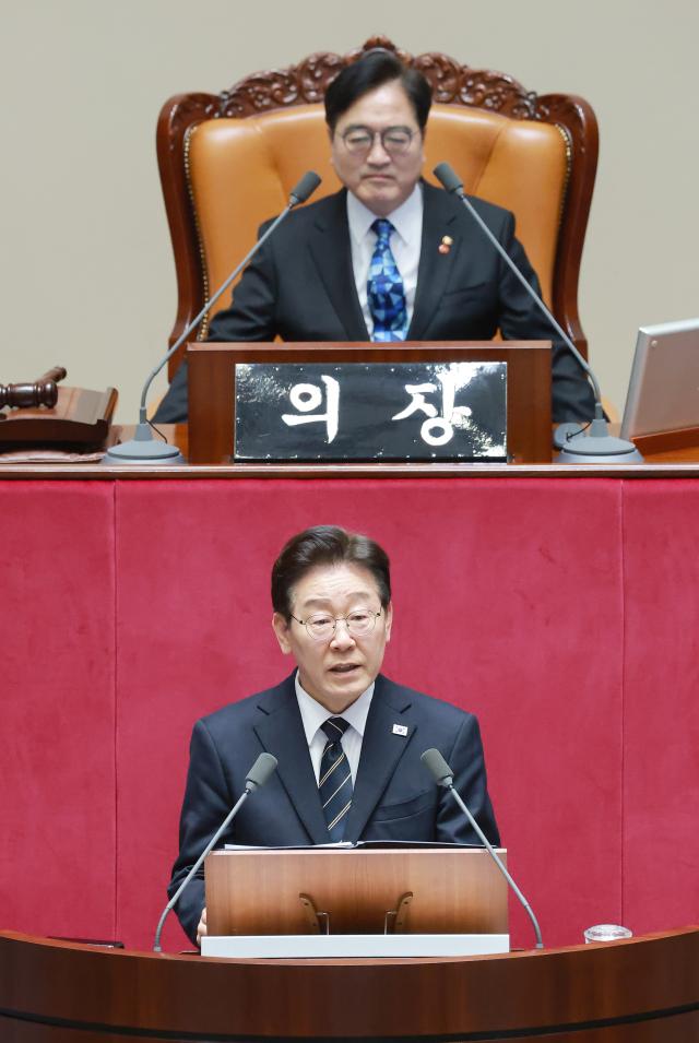 지정학적 위기 속 반도체 산업의 기술적 대응 전략: 정부 추경 기반 에너지 전환 및 AI 혁신 가속화 분석